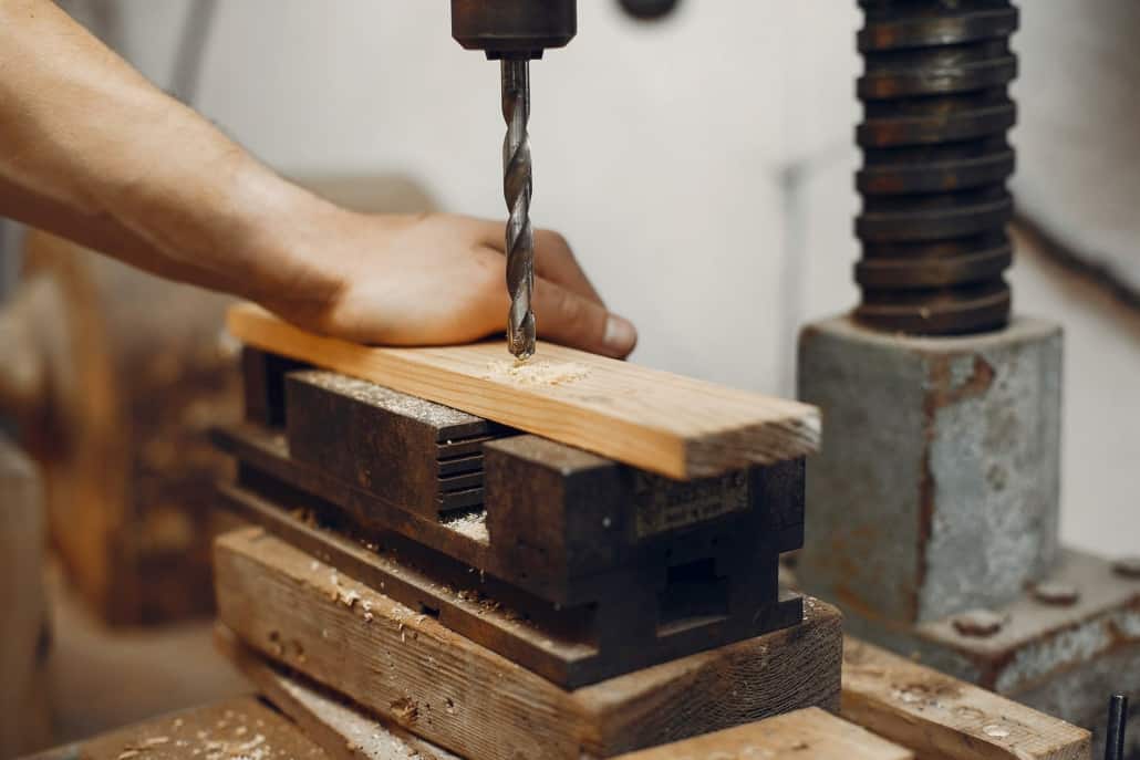 Tømrer på Sjælland i gang med at bore hul i træ