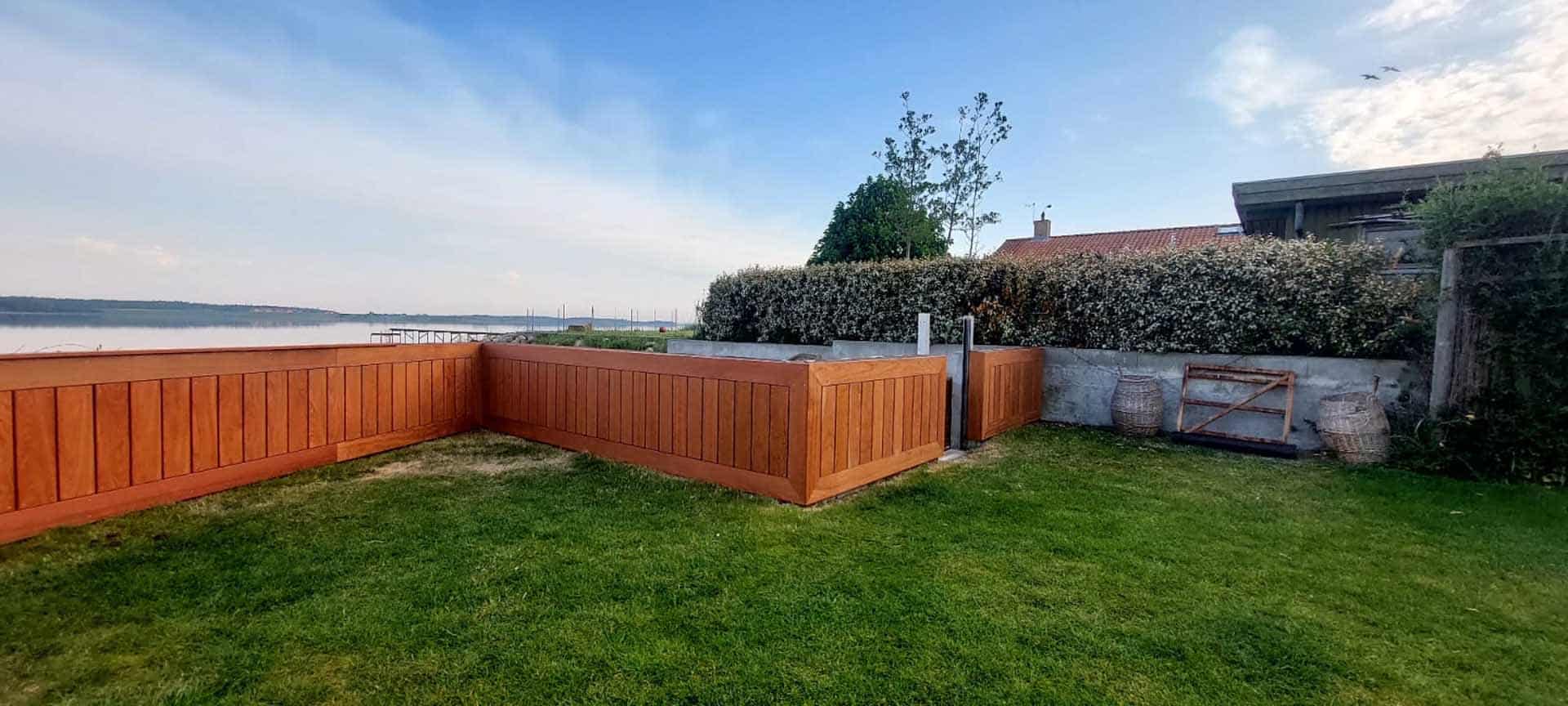 Tømrer på Sjælland i gang med at bore hul i træ